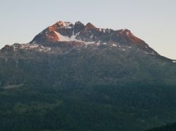 Piz Albana vetta illuminata all'alba