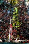 La presetazione ufficiale della mugnaia durante il carnevale di Ivrea, Piemonte. Il suo volte viene svelato ogni anno dal terrazzo del Palazzo Civico cittadino di fronte a migliaia di persone ...