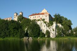 L'Abbazia Benedettina di Tyniec: si trova sul fiume Wisla, aoppena ad ovest del centro di Cracovia, e domina il fiume dall'alto di una rupe calcarea - © Krzysztof Slusarczyk / Shutterstock.com ...