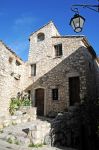 Abitazione in sasso a Tourrettes sur Loup, Costa Azzurra - Passeggiando per il caratteristico centro storico della città famosa per la coltivazione delle violette - ogni anno a inizi ...