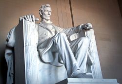 Abram Lincoln e la sua grande statua che si trova all'interno del memoriale di Washington, USA - © Timothy Michael Morgan / Shutterstock.com
