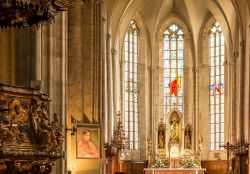Abside di Saint Michael, Cluj Napoca - Le vetrate con rappresentazioni religiose e l'altare maggiore della cattedrale dedicata a San Michele fanno parte dei gioielli artistici ospitati all'interno ...