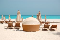 Lungo la costa di Abu Dhabi (Emirati Arabi Uniti) sorge la Saadiyat Island, lussuosa destinazione turistica che dovrebbe essere completata entro il 2020, con centri culturali, musei, locali ...