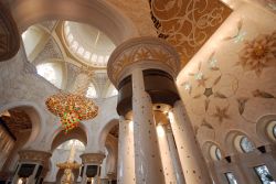 Tutti possono vedere l'interno della splendida Gran Moschea dello Sceicco Zayed, nel cuore di Abu Dhabi. Il luogo di culto è infatti aperto al pubblico tutti i giorni, diversamente ...