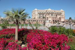 Ad Abu Dhabi c'è uno degli hotel più costosi del mondo: è l'Emirates Palace, immerso in giardini lussureggianti e dotato di interni preziosi, decorati in oro e marmo. ...