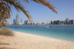 Lungo la costa di Abu Dhabi i grattacieli incontrano ...