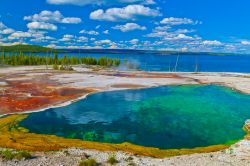 Abyss Pool è una spettacolare sorgente termale nel West Thumb Geyser Basin, nello Yellowstone National Park. L'acqua bollente è così trasparente che la sua profondità ...