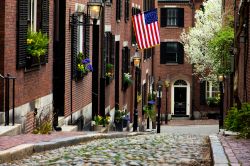 Acorn Street, conosciuta come "la strada più fotografata di Boston", è una stradina lastricata incorniciata dalle vecchie case dei cocchieri che lavoravano per le famiglie ...