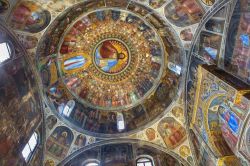 I magnifici affreschi trecenteschi di Giusto de' Menabuoi all'interno della cupola del Battistero del Duomo di Padova - © Renata Sedmakova / Shutterstock.com 