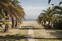 Sulla sabbia di San Benedetto del Tronto verso il mare (Marche).
