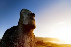 Alba Isola di Pasqua (Rapanui): in primo piano un Moai, una delle famose teste di pietra dell'Easter Island (Cile) - © Tero Hakala / Shutterstock.com