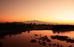 Alba in Africa: sullo sfondo Mount Kenya della Rift Valley. E' la seconda montagna per altitudine del continente africano - © Deborah Benbrook / Shutterstock.com