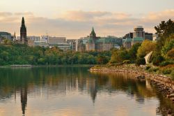 Un'alba ad Ottawa (Canada) sull'omonimo fiume. Un cielo rosato saluta il risveglio della capitale canadese, piccola ma vivace, dotata di palazzi moderni, centri culturali e polmoni verdi, ...