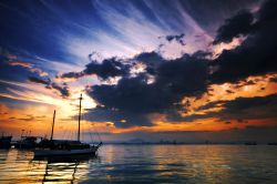 Alba di fuoco sul mare che s'affaccia davanti a George Town, nell'isola di Penang in Malesia - © Soo Hoo Kin Wen / Shutterstock.com