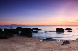 Alba sul mare colorato dell'isola di Penang in Malesia - © Hemin Xylan / Shutterstock.com