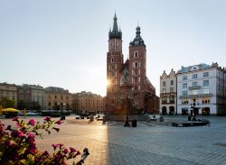 Alba nella Piazza del Mercato di Cracovia: si trova nel centro storico della 4a città per abitanti della Polonia - © Jaroslaw Saternus / Shutterstock.com