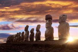 Alba spettacolare a Ahu Tongariki, con una fila di Moais rivolti a ovest, sull'Isola di Pasqua in Cile - © Tero Hakala / Shutterstock.com