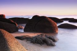 Alba su di una spiaggia di Penang caratterezzita da massi tondi. Ci troviamo sulle coste occidentali della Malesia - © Hemin Xylan / Shutterstock.com