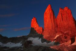 Alba sui Los Cuernos, le famose cime granitiche del Parque Nacional Torres del Paine in Cile - © Pichugin Dmitry / Shutterstock.com