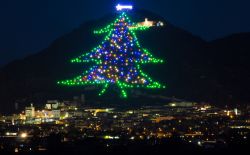 Albero di Natale a Gubbio: una lunghissima serie di luci si inerpica sul monte Ingino ed è considerato l'albero di Natale più grande del mondo. Possiede un altezza di 650 mcon ...