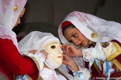 La vestizione di una Amazzone della Sartiglia, ci troviamo ad Oristano (Sardegna) durante il tradizionale carnevale - © Stefano Zaccheddu / www.visitsartiglia.com