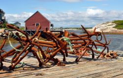 Sul molo di Peggy's Cove, borgo canadese a una cinquantina di chilometri da Halifax (Nuova Scozia), le ancore dei pescatori aspettano sul molo di fare il loro dovere. Le attività ...