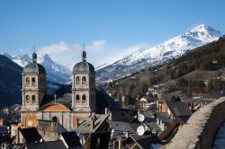 Andermatt la ridente cittadina nel cuore della Svizzera. Qui si trova la famosa Skiarena Andermatt-Sedrun uno dei comprensori sciistici più importanti delle Alpi - © Pavel Bredikhin ...