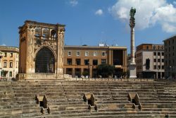 L'Anfiteatro Romano in centro a Lecce (Puglia). La città era la grande Lupiae che si raggiungeva una volta raggiunta la fine della via Appia a Brindisi  - © fritz16 / Shutterstock.com ...