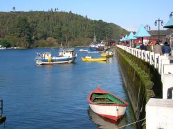 Il piccolo porto di Angelmó a Puerto Montt, la porta di ingresso della Patagonia nel Cile meridionale. Da questo molo partono le escursioni turistiche ed è qui che attraccano i ...