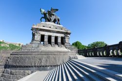 Il famoso Angolo Tedesco Deutsches Eck, alla confluenza del Reno e la Mosella a Coblenza in Germania. Da notare il Monumento Equestre dell’Imperatore Guglielmo  - © Jo Chambers ...