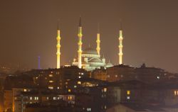 Ankara di notte: domina la skyline la grande moschea di Kocatepe Turchia - © muratart / Shutterstock.com