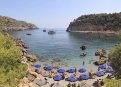 Anthony Queen Bay a Rodi, Grecia - Piena zeppa di baie e insenature, Rodi è famosa anche per la spiaggia che i locali chiamano Anthony Quinn Bay: l'attore messicano naturalizzato ...