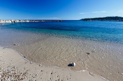 Sabbia ad Antibes, Francia - Considerata una delle perle del territorio francese, questa località medievale della Costa Azzurra vanta delle belle spiagge quasi completamente libere. I ...