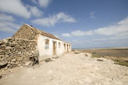 Antica casa a Capo Verde: ci troviamo dull'Isola Sal, una del gruppo di isole chiamate di Barlovento - © AQUAZOOM / Shutterstock.com