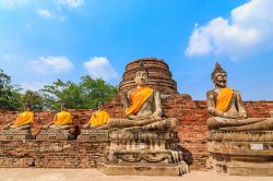 Antiche statue presso il Wat Yai Chai Mongkol in Ayutthaya, Thailandia - © Mr.Reborn55 / Shutterstock.com