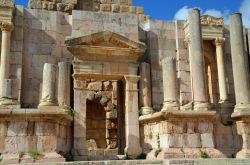 Archeologia a Jerash: particolare delle rovine di Gerasa, la città della Decapolis romana, nel nord dell'attuale Giordania