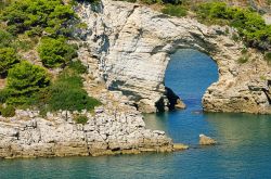 Architello, una spettacolare erosione lungo la costa rocciosa che si apre vicino a Vieste, sul promontorio del Gargano in Puglia - © LianeM / Shutterstock.com