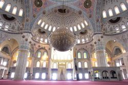 Architettura ottomana nella grande Moschea di Ankara, la Kocatepe Mosque  della Turchia - © Orhan Cam / Shutterstock.com