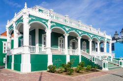 Architettura storica nel centro di Willemstad, la capitale di Curacao, Patrimonio dell'Umanità dell'UNESCO - © Gail Johnson / Shutterstock.com