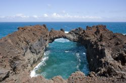 L'Arco de la Tosca, pittoresco connubio tra le scure tonalità della roccia vulcanica e l'azzurro dell'oceano. Canarie, Spagna - © Oliver Hoffmann / Shutterstock.com