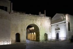 L'Arco di Augusto a Fano illuminato in modo suggestivo - © Nicola Romani - CC BY-SA 3.0 -Wikimedia Commons.