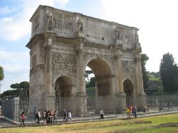 L'Arco di Costantino di Roma, vicino al Colosseo, è un arco trionfale imponente, alto 21 m e largo 26. Eretto in onore della vittoria Imperiale contro Massenzio nella Battaglia di ...