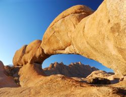 Arco di roccia nel deserto della Namibia - © orxy / Shutterstock.com