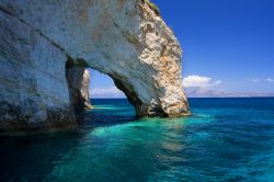 Arco di rocce, in prossimità delle Grotte di Keri, conosciute come le Grotte Blu o Azzurre di Zacinto, che si tuffa in mare lungo la costa sud-occidentale di Zante, in Grecia - © ...