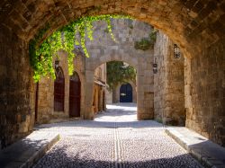 Arco medievale nel centro storico di Rodi, Grecia - Scorcio panoramico del centro storico di Rodi visto attraverso un bell'arco di epoca medievale © Birute Vijeikien / Shutterstock.com ...