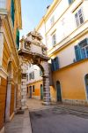 Arco storico nel centro di Rovigno, la bella cittadina dell'Istria, in Croazia - © motorolka / Shutterstock.com
