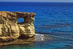 Arco tra le rocce a Aya Napa Cipro - © Jelena Aloskina / Shutterstock.com