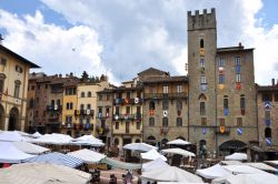 Arezzo, il Mercatino dell'Antiquariato in piazza