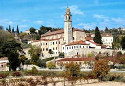 Arquà Petrarca è uno splendido borgo storico, che si erge sulle pendici sud-orientali dei Colli Euganei, in Veneto. Qui si svolge ogni anno ad ottobre, la prima e seconda domenica ...