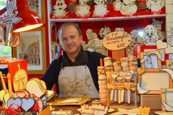 Artista con pirografo per legno presso il Villaggio di Natale Flover a  Bussolengo (VR)